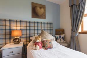 A bed or beds in a room at Valleyview House 