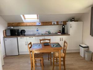 - une cuisine avec une table et des chaises dans la chambre dans l'établissement Studio proche Orleans centre, à Saint-Jean-le-Blanc