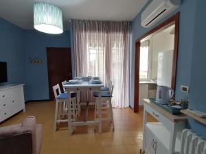 a kitchen and living room with a table and chairs at P in centro in Sestri Levante