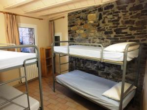 Двухъярусная кровать или двухъярусные кровати в номере Rectoria de Claverol