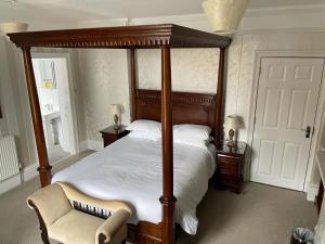 A bed or beds in a room at Arundel House 