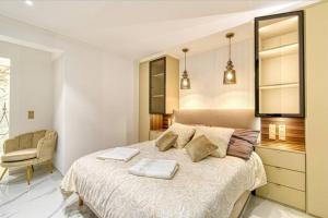 ein Schlafzimmer mit einem Bett mit zwei Handtüchern darauf in der Unterkunft Somptueux logement,Cannes Croisette,4 Étoiles**** in Cannes