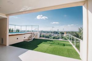 widok z balkonu domu z trawnikiem w obiekcie N4A2 - New, Nice, for Long and Short Stay w mieście Asunción