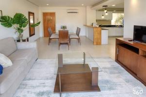 ein Wohnzimmer mit einem Sofa und einem Tisch in der Unterkunft N4A2 - New, Nice, for Long and Short Stay in Asunción
