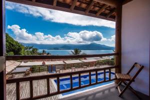 uma vista a partir da varanda de um resort com vista para o oceano em Pousada Refugio da Harmonia em Ilhabela