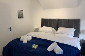 1 dormitorio con 1 cama grande y toallas. en The White House By Select SA en Reading