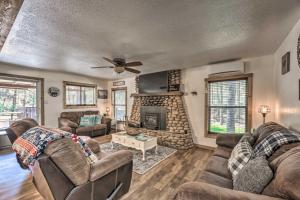 Χώρος καθιστικού στο Tranquil Cabin with Stream and Deck Near Dtwn Ruidoso!