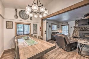 Η κουζίνα ή μικρή κουζίνα στο Tranquil Cabin with Stream and Deck Near Dtwn Ruidoso!