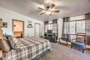 Ένα ή περισσότερα κρεβάτια σε δωμάτιο στο Tranquil Cabin with Stream and Deck Near Dtwn Ruidoso!