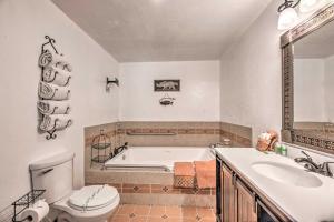 Ένα μπάνιο στο Tranquil Cabin with Stream and Deck Near Dtwn Ruidoso! +25 φωτογραφίες