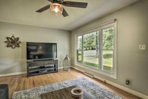 Φωτογραφία από το άλμπουμ του Lakefront High Point House with Furnished Deck! σε High Point
