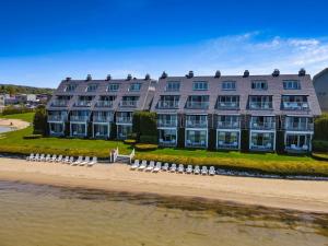 een groot gebouw aan het strand naast het water bij 314 Water Street Inn in Boyne City