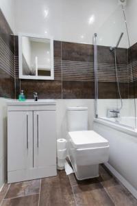ein Badezimmer mit einem WC, einem Waschbecken und einer Badewanne in der Unterkunft spacious apartment close to city centre with free secure parking in Leeds
