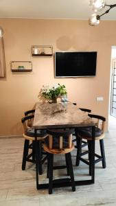 une salle à manger avec une table et des chaises et une télévision dans l'établissement Апартаменти поруч із Софіївським парком Dolce Vita , "У нас є світло завжди", à Ouman
