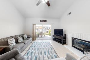 uma sala de estar com um sofá e uma lareira em Desert Tranquility Permit# STR2021-0053 em Palm Desert
