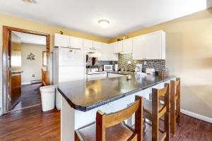 een keuken met witte kasten en een groot aanrecht bij Mount Washington Views in Bartlett