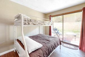 een slaapkamer met een stapelbed en een raam bij Mount Washington Views in Bartlett