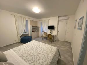 una camera con letto, tavolo e TV di William Apartment 2 Sorrento a Sorrento