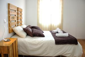 ヴィラ・ノヴァ・デ・ガイアにあるAmazing River Views - Apartment 2 ensuit bedrooms, free parkingのベッドルーム1室(大型ベッド1台、毛布、枕付)