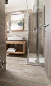 La salle de bains est pourvue d'un lavabo et d'une douche. dans l'établissement Appartamenti Roby - Appartamenti Abar, à Livigno