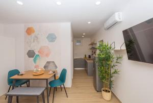 Televízia a/alebo spoločenská miestnosť v ubytovaní Apartment Maro - Baška Voda + 13 fotografií
