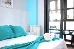 a bedroom with a bed with a hat on it at El dúplex mas Céntrico del Húmedo Desayuno y wifi in León