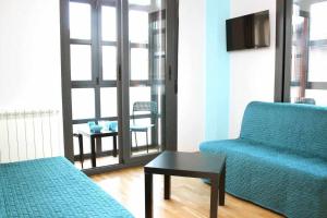 a living room with a blue couch and a chair at El dúplex mas Céntrico del Húmedo Desayuno y wifi in León