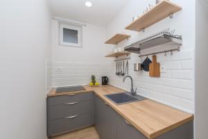 Kuchyňa alebo kuchynka v ubytovaní Apartment Maro - Baška Voda