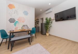 Televízia a/alebo spoločenská miestnosť v ubytovaní Apartment Maro - Baška Voda