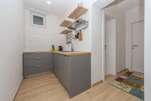 Kuchyňa alebo kuchynka v ubytovaní Apartment Maro - Baška Voda