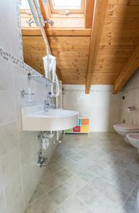a bathroom with two sinks and a wooden ceiling at Chalet Kiara - Appartamenti Abar in Livigno