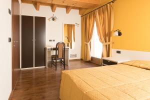 a bedroom with a bed and a desk at Chalet Kiara - Appartamenti Abar in Livigno