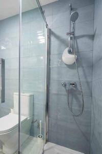 een badkamer met een douche, een toilet en een wastafel bij Apartamento Rambla 36 in Alicante
