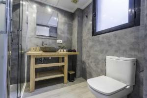 a bathroom with a sink and a toilet at Estudio Alicante Barrio 2 in Alicante +11 photos