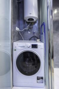 a washer and dryer in a small room at Estudio Alicante Barrio 2 in Alicante