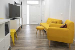 TV a/nebo společenská místnost v ubytování Casa Barrio San Antón Playa del Postiguet