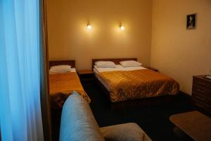 En eller flere senger på et rom på Astoria Hotel