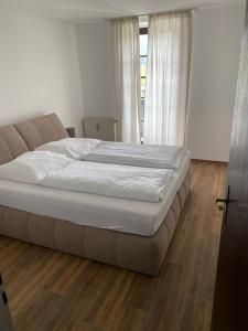 Säng eller sängar i ett rum på Ferienwohnungen am Luitpold