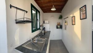 馬西尼古蒂的住宿－Apartamento meria playa blanca，厨房配有水槽和冰箱