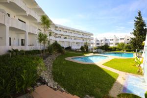 維拉摩拉的住宿－Sea Gardens - Alvaflor - Vilamoura，公寓大楼设有游泳池和庭院。