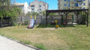 un parque con parque infantil y pabellón en Sun-N-Rest, en Koktebel