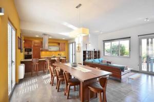 a kitchen and living room with a table and chairs at Wohnung mit 2 Schlafzimmer in der Villa Miravala in Milna