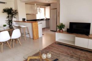 sala de estar con TV y cocina en N4A1 - New, Nice, for Long and Short Stay, en Asunción