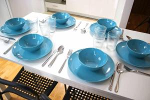 レオンにあるApartamento Mas céntrico del Húmedo Desayunoの青い皿と銀器が付いたテーブル