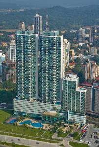 een luchtzicht op een stad met hoge gebouwen bij Intercontinental Miramar Panama, an IHG Hotel in Panama-Stad