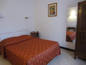 Gulta vai gultas numurā naktsmītnē Hotel Belle Vue