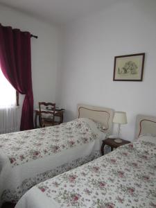 Gulta vai gultas numurā naktsmītnē Hotel Belle Vue