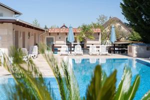 The swimming pool at or close to Bagolyvár Inárcs