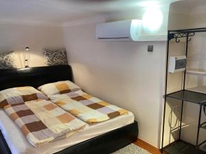 A bed or beds in a room at Halkoz Apartment