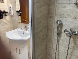 A bathroom at Halkoz Apartment